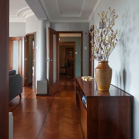 Art Deco Apartment Over Bolhao Market *