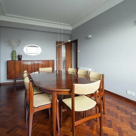 Apartment Art Deco Apartment Over Bolhao Market *
